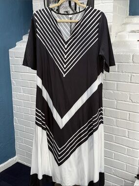 Black & White Chevron V-Neck Maxi Dress